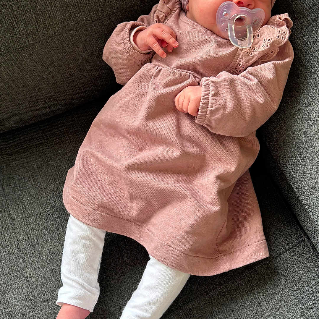 Roxane participe au concours pour gagner de l'argent avec cette photo : baby, blanket, bodypart, bonnet, clothing, coat, couch, face, finger, furniture, hand, hat, head, jacket, newborn, pants, person, photography, portrait, sitting