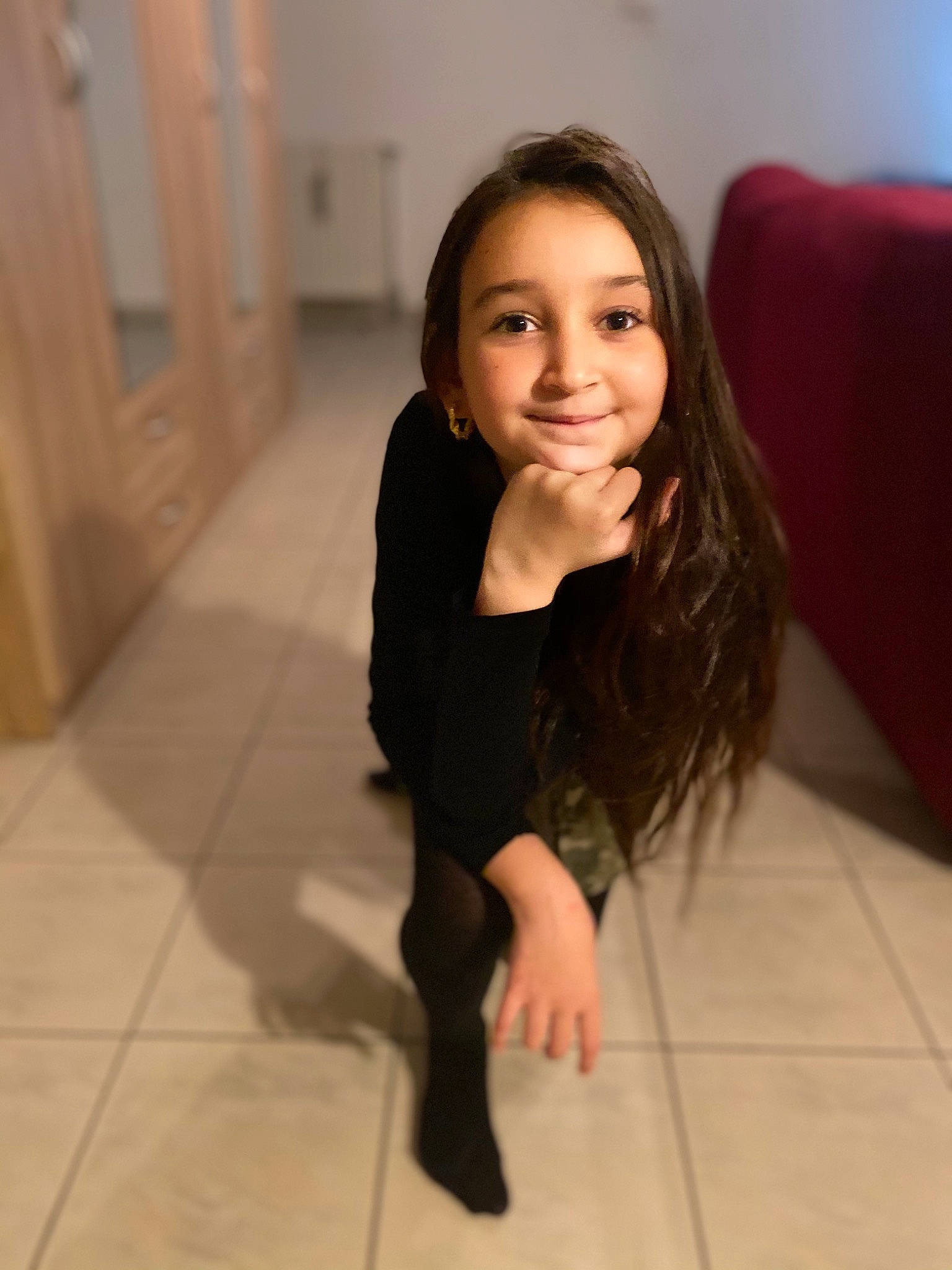 Dayâna participe au concours pour gagner de l'argent avec cette photo : black_hair, brown_hair, comfort, couch, floor, flooring, hair, hairstyle, joy, layered_hair, long_hair, person, pillow, skin, snapshot, throat, tile, tile_flooring, tooth