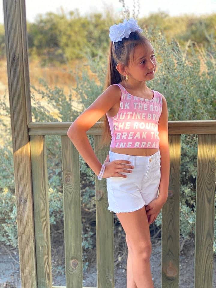 Dayâna participe au concours pour gagner de l'argent avec cette photo : active_tank, beauty, blond, child_model, day_dress, embellishment, fence, hair_accessory, headband, headpiece, long_hair, person, sleeveless_shirt, summer, trunk, waist