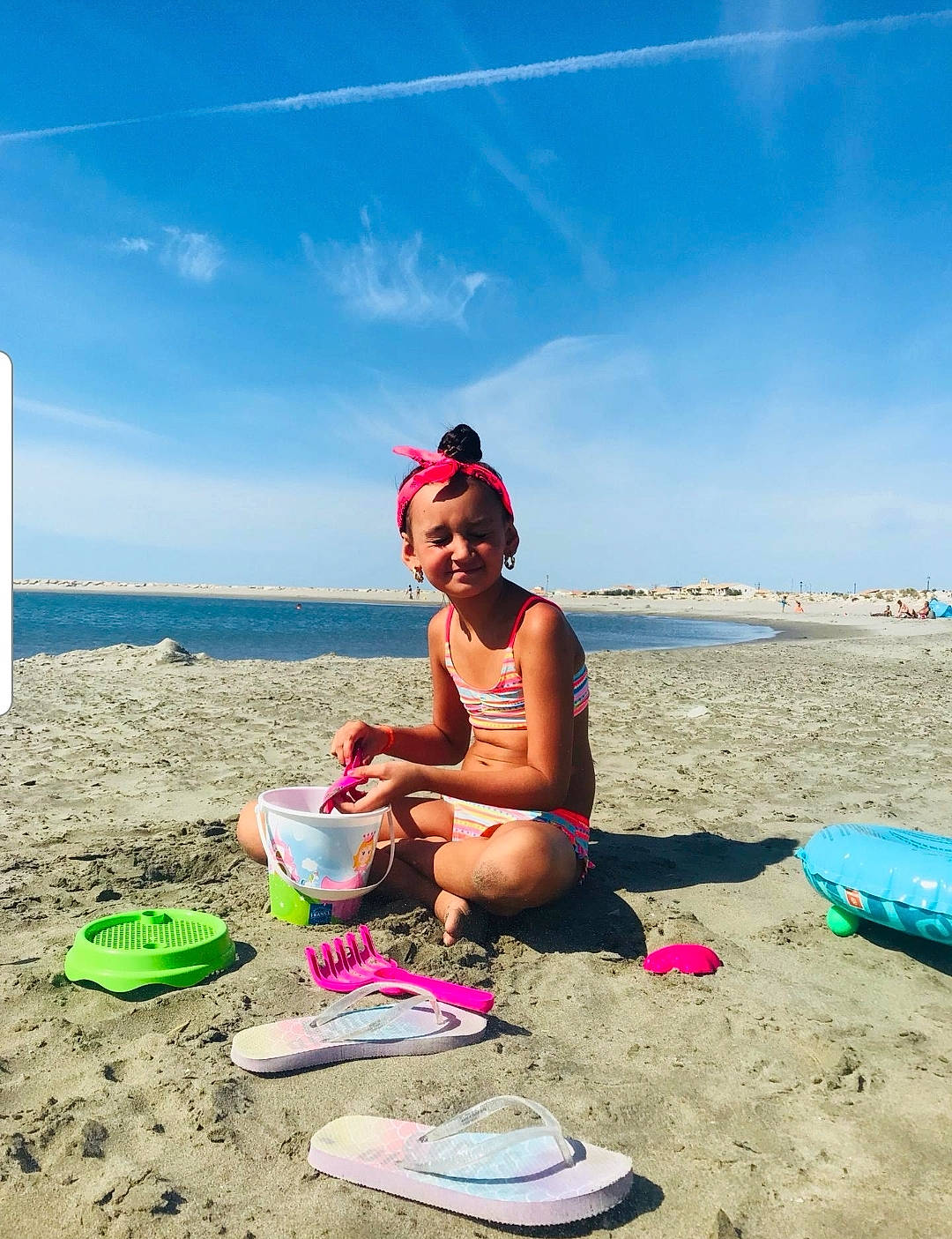 Dayâna participe au concours pour gagner de l'argent avec cette photo : beach, coast, coastal_and_oceanic_landforms, fun, holiday, joy, leisure, ocean, person, recreation, sand, sea, shore, summer, sun_tanning, tourism, travel, vacation