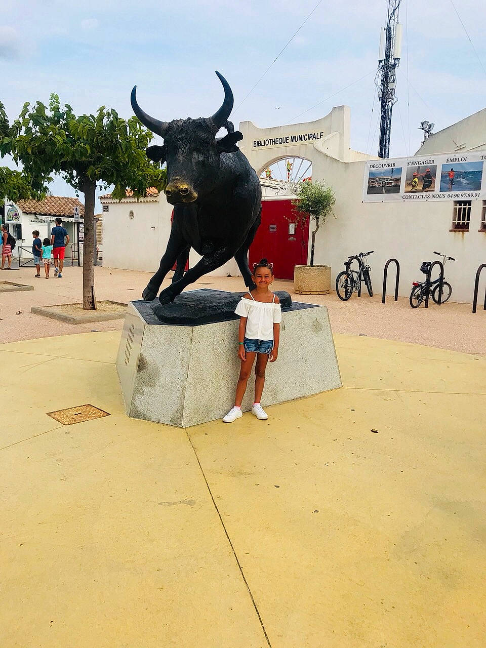 Dayâna participe au concours pour gagner de l'argent avec cette photo : art, bovine, bull, bullring, cow_goat_family, horn, joy, ox, person, sculpture, sport_venue, tradition, working_animal, zebu