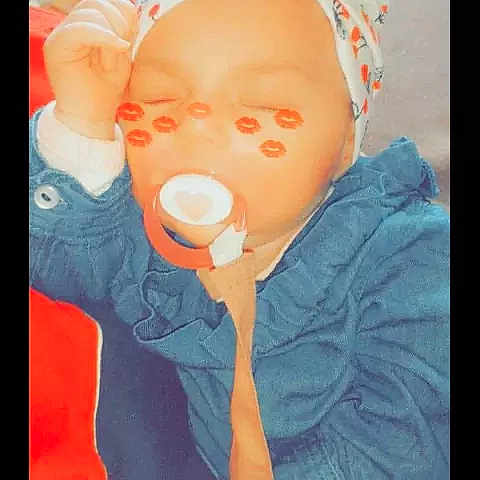 Naya a rejoint le concours — aidez-le/la à gagner de superbes lots ! art, baby, baby_products, baby_sleeping, baby_toddler_clothing, cheek, drinkware, fictional_character, finger, gesture, hand, lip, nose, orange, peach, product, sleeve, textile, thumb, toddler