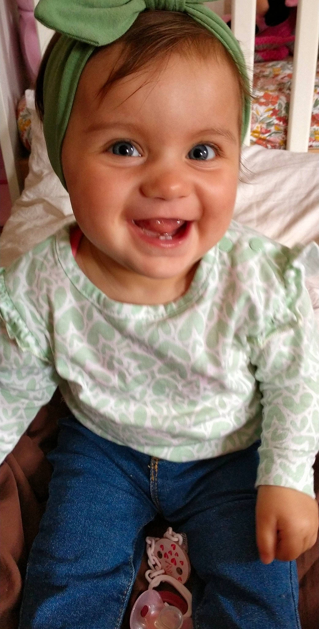 Naya a rejoint le concours — aidez-le/la à gagner de superbes lots ! arm, cheek, chin, clothing, eye, eyebrow, face, facial_expression, forehead, hair, hairstyle, hand, head, jeans, joy, lip, mouth, nose, organ, person