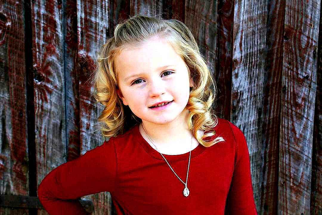 Lorelai is registered to the contest to win money with this photo: beauty, blond, child, child_model, hair, happy, joy, person, photo_shoot, photograph, photography, portrait, portrait_photography, smile, tree