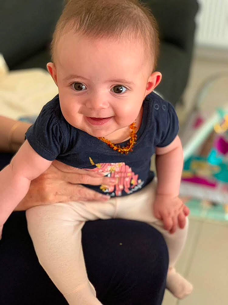 Meylie participe au concours pour gagner de l'argent avec cette photo : baby, baby_toddler_clothing, cheek, chin, face, finger, hand, happy, head, human_body, iris, joint, joy, leg, neck, person, shoulder, skin, sleeve, smile