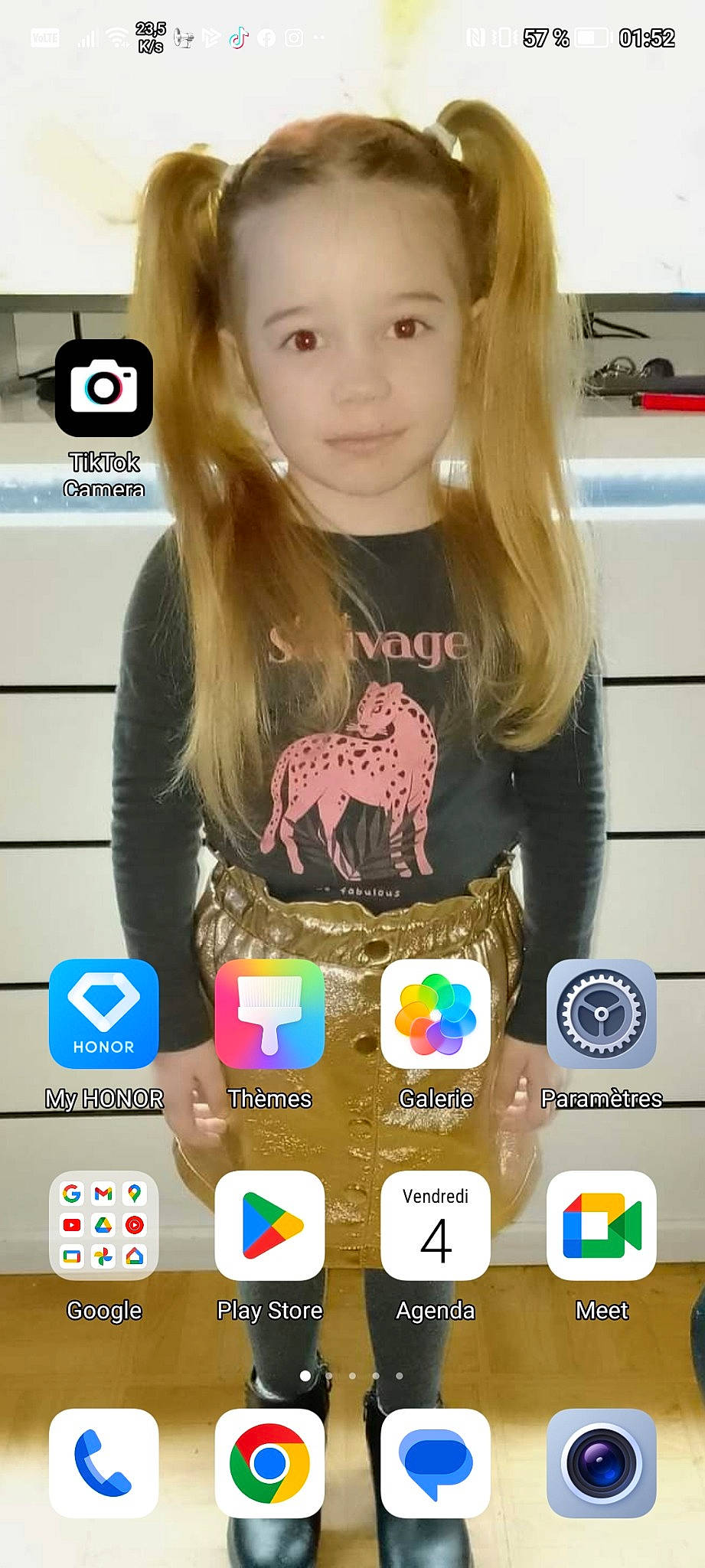 Manon a rejoint le concours — aidez-le/la à gagner de superbes lots ! blond, communication_device, design, electronic_device, eyelash, font, gadget, gesture, hair, happy, person, photograph, product, recreation, screenshot, sleeve, smile, snapshot, t_shirt, technology