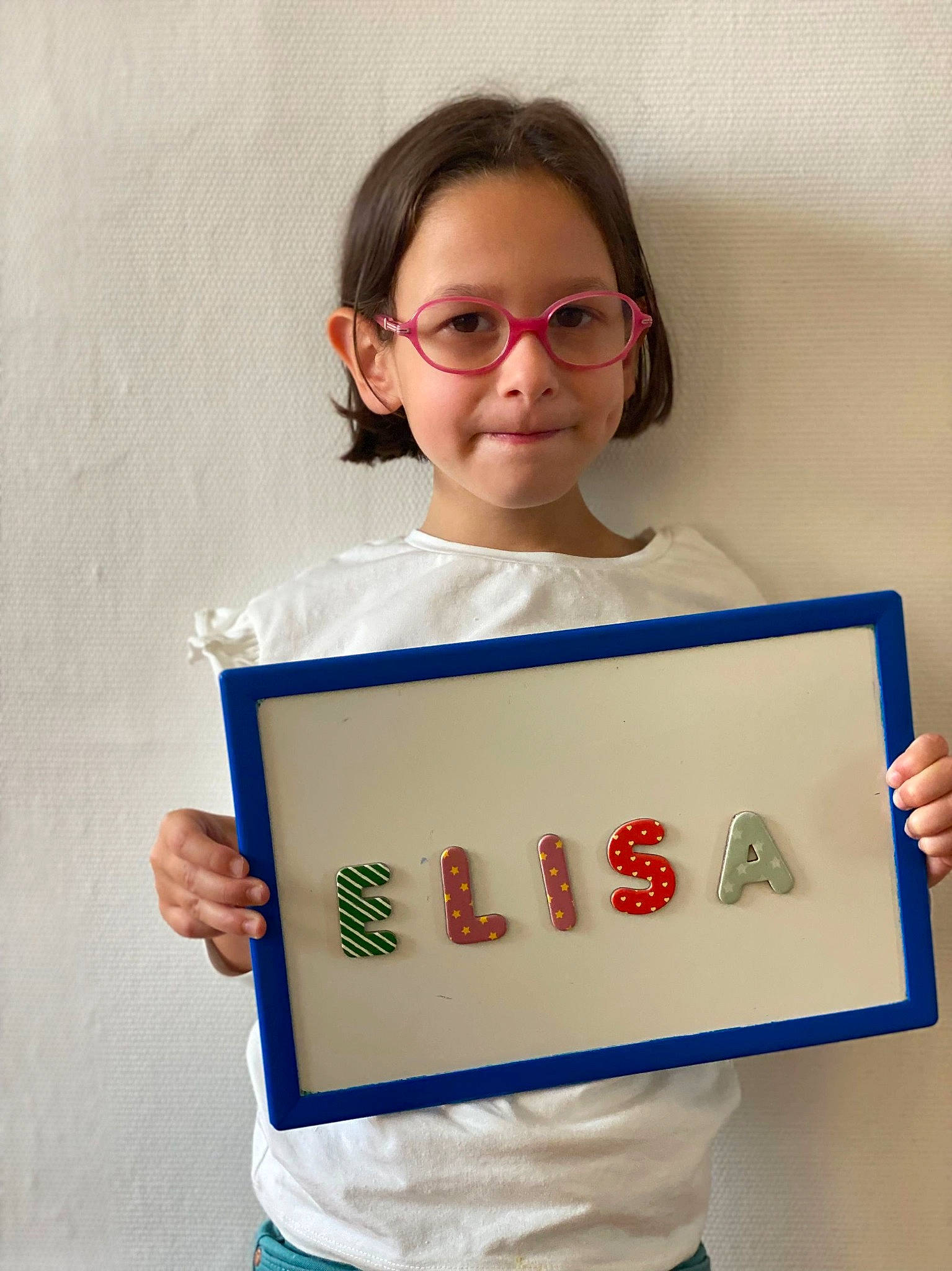 Elisa a rejoint le concours — aidez-le/la à gagner de superbes lots ! art, child, child_art, craft, creative_arts, electric_blue, event, eyewear, facial_expression, hand, handwriting, happy, joy, linens, person, rectangle, room, sleeve, smile, t_shirt