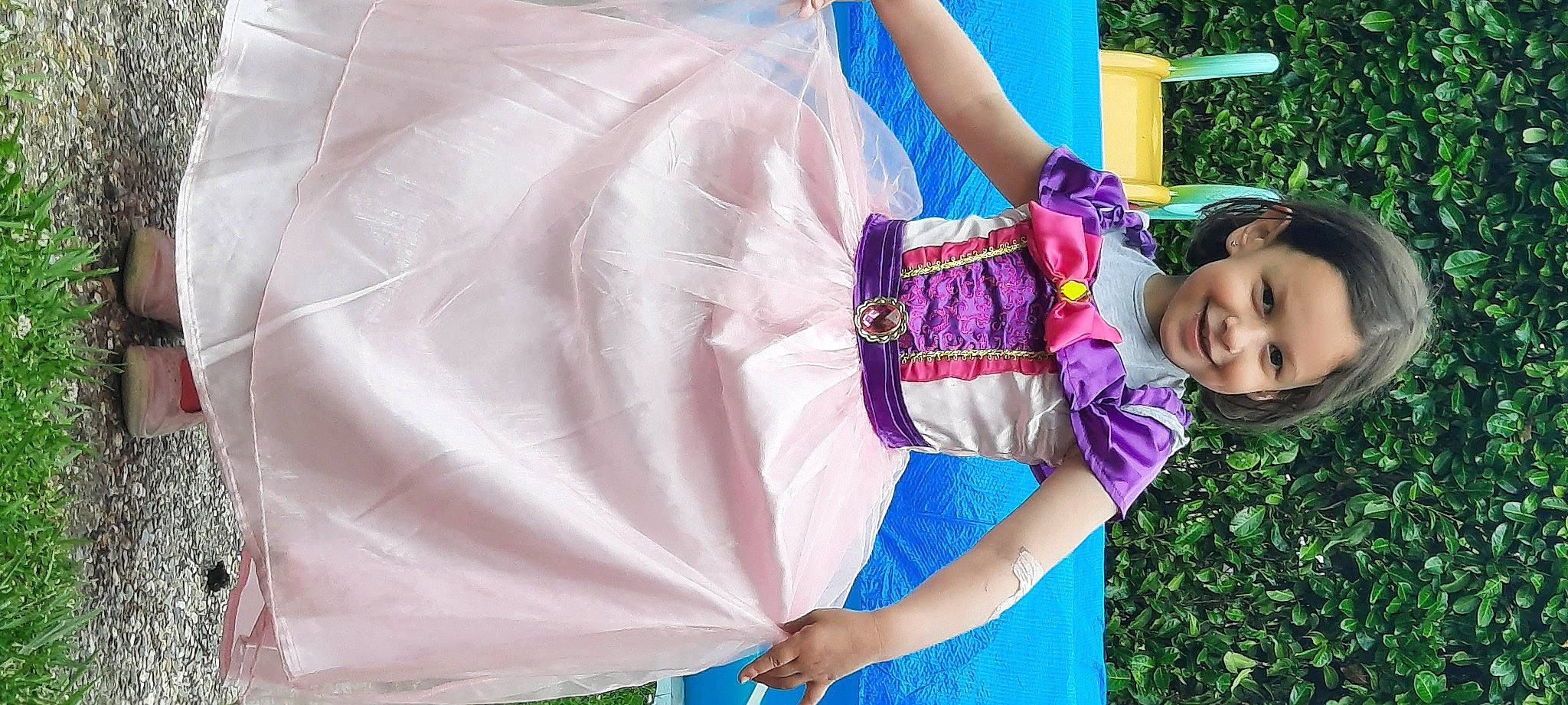 Elisa a rejoint le concours — aidez-le/la à gagner de superbes lots ! blue, child, dress, electric_blue, event, fashion_accessory, formal_wear, fun, grass, green, happy, joy, leisure, magenta, people_in_nature, person, pink, plant, purple, recreation