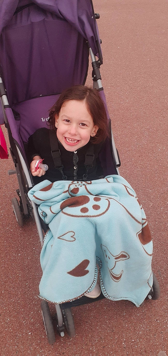 Elisa a rejoint le concours — aidez-le/la à gagner de superbes lots ! baby, baby_carriage, baby_products, baby_toddler_clothing, bag, child, costume, fashion_accessory, fun, happy, joy, motor_vehicle, pattern, person, pink, recreation, sleeve, smile, street_fashion, t_shirt