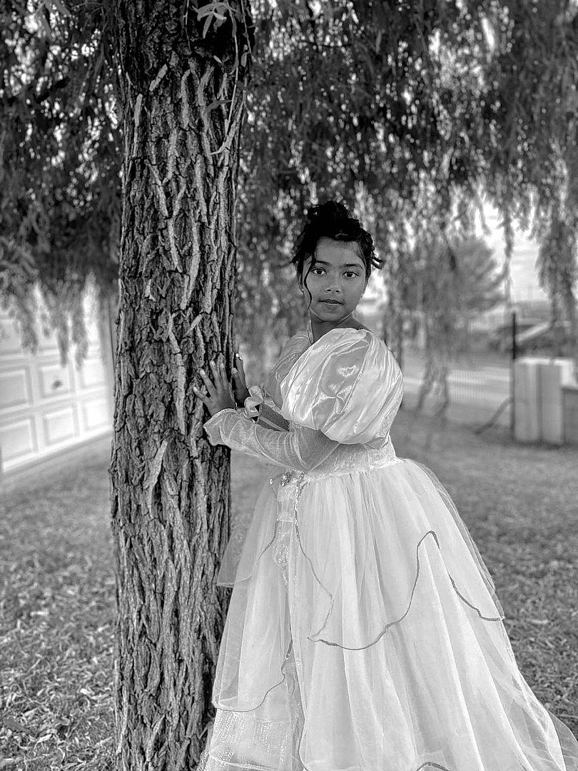 Louane a rejoint le concours — aidez-le/la à gagner de superbes lots ! black_and_white, black_hair, bridal_accessory, bridal_clothing, bridal_party_dress, dress, flash_photography, formal_wear, gown, grass, hair, happy, human_body, people_in_nature, person, plant, standing, style, tree, trunk