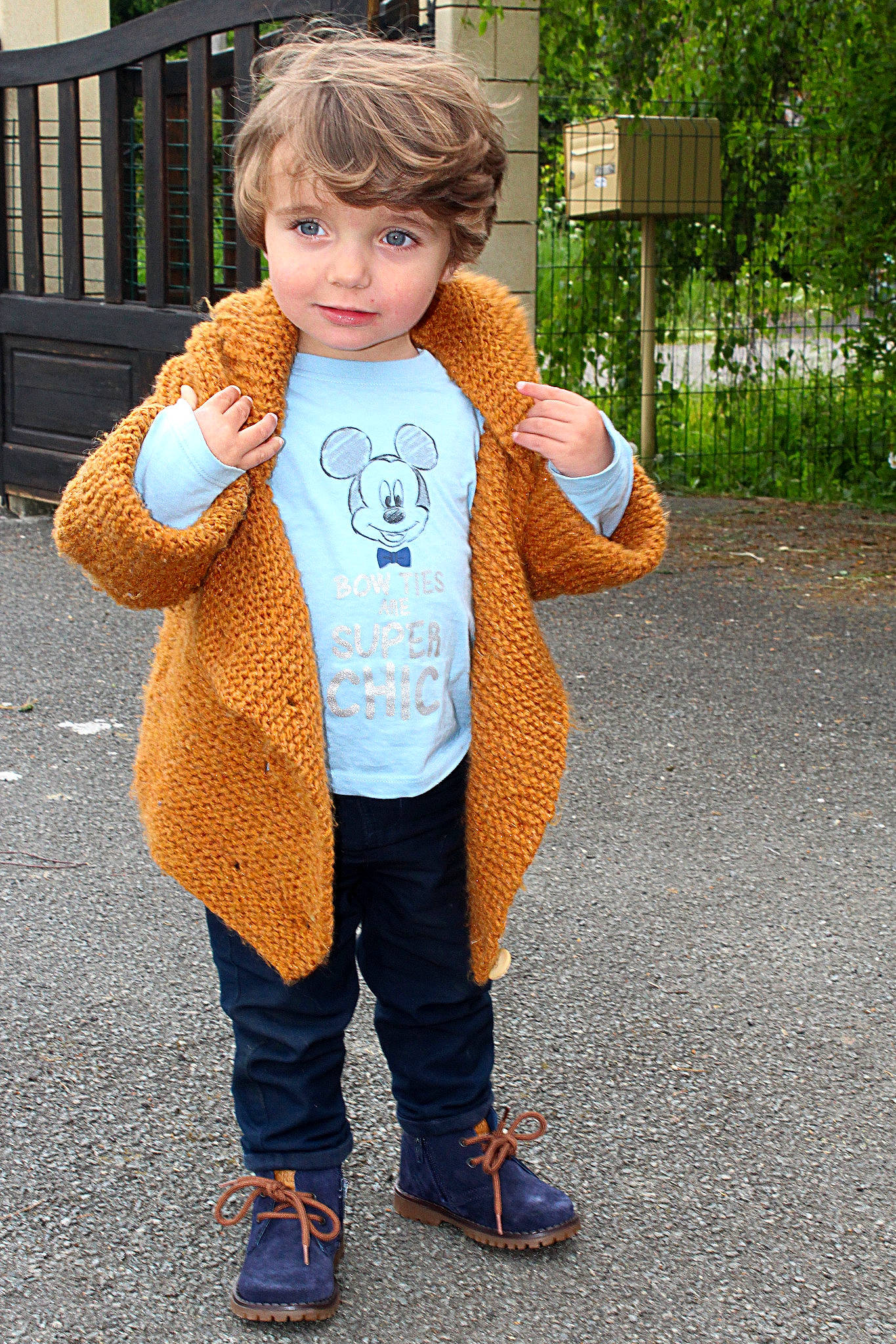David a rejoint le concours — aidez-le/la à gagner de superbes lots ! baby_toddler_clothing, denim, eye, face, fawn, glove, grass, head, human_body, leg, outerwear, person, plant, shoe, sleeve, sneakers, street_fashion, t_shirt, thumb, toddler