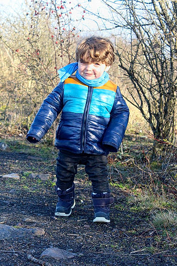 David a rejoint le concours — aidez-le/la à gagner de superbes lots ! boot, denim, electric_blue, face, forest, grass, happy, jacket, leisure, natural_landscape, people_in_nature, person, plant, sitting, sleeve, soil, toddler, tree, winter, wood