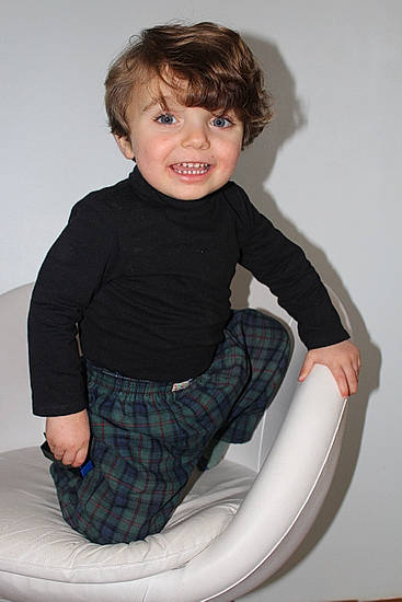 David participe au concours pour gagner de l'argent avec cette photo : baby_toddler_clothing, child, circle, collar, comfort, elbow, fun, hair, human_body, human_leg, knee, lap, pattern, person, sitting, sleeve, smile, sock, t_shirt, thigh