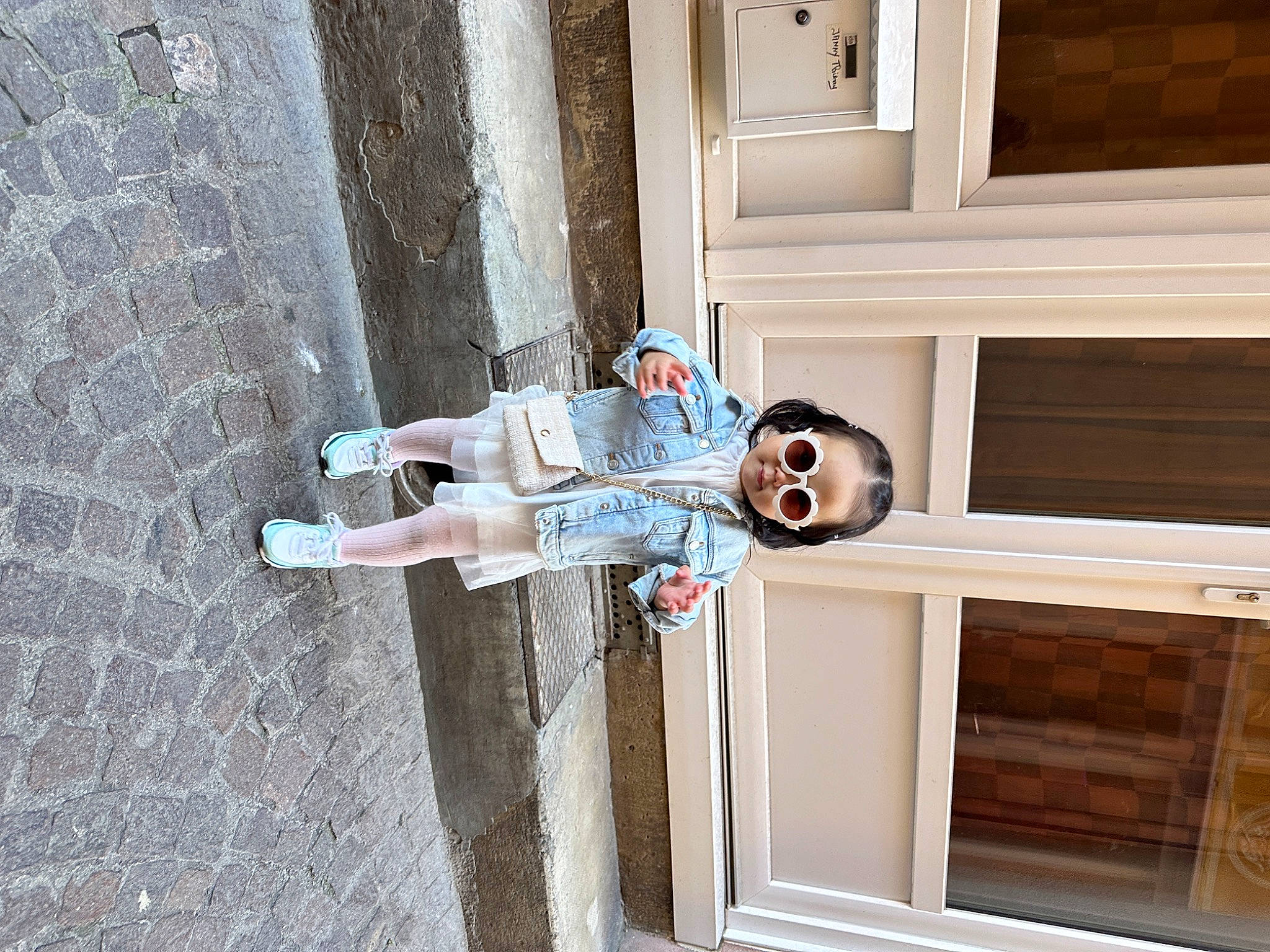 Siilen participe au concours pour gagner de l'argent avec cette photo : child, composite_material, concrete, door, flooring, hardwood, home_door, person, room, siding, smile, toddler, walking_shoe, window, wood, wood_stain