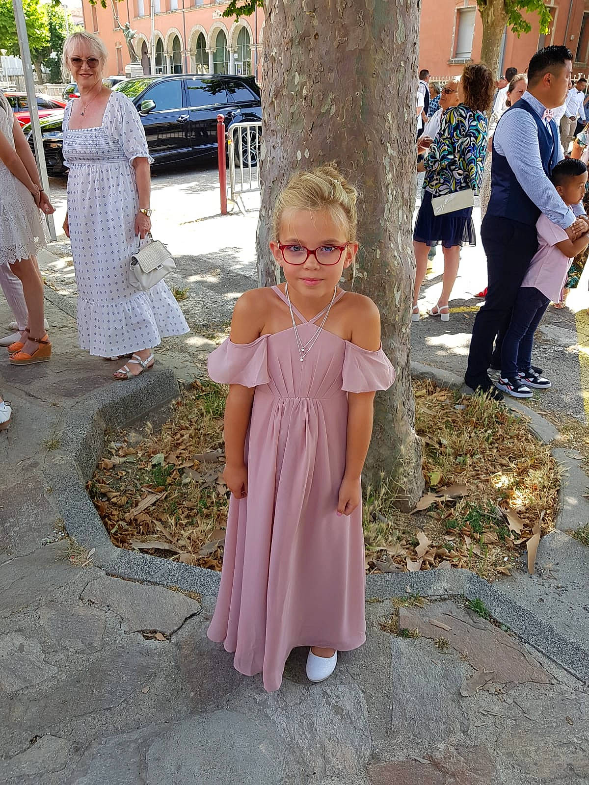 Emma a rejoint le concours — aidez-le/la à gagner de superbes lots ! car, child, clothing, day_dress, dress, event, eyewear, footwear, fun, joy, leisure, one_piece_garment, person, plant, recreation, road_surface, shoulder, sidewalk, temple, toddler