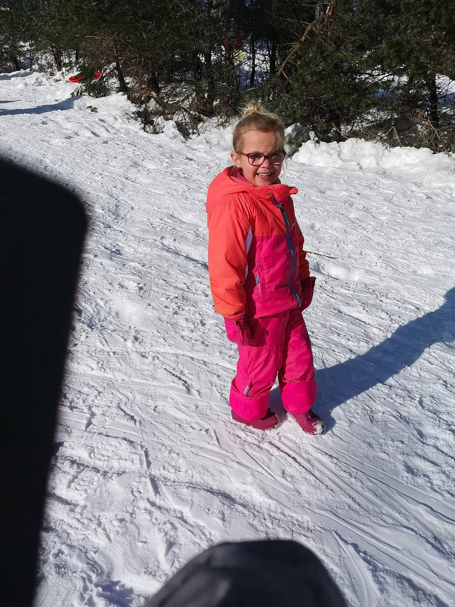 Emma participe au concours pour gagner de l'argent avec cette photo : child, freezing, fun, geological_phenomenon, glacial_landform, ice_cap, joy, landscape, leisure, people_in_nature, person, piste, plant, playing_in_the_snow, recreation, slope, snow, tints_and_shades, toddler, tree