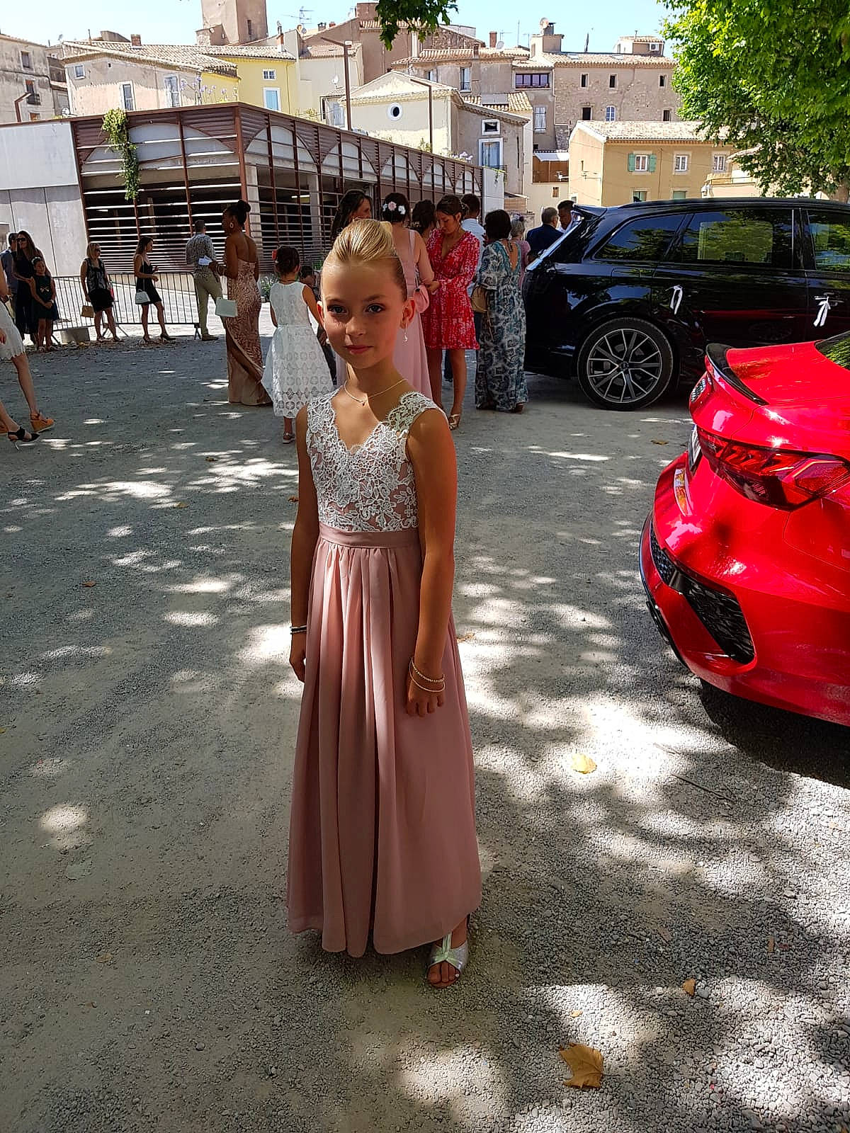 Elodie participe au concours pour gagner de l'argent avec cette photo : asphalt, automotive_design, automotive_exterior, automotive_lighting, automotive_tire, bumper, car, dress, hood, motor_vehicle, parking, person, personal_luxury_car, sky, tire, travel, trunk, vehicle, vehicle_door, vehicle_registration_plate
