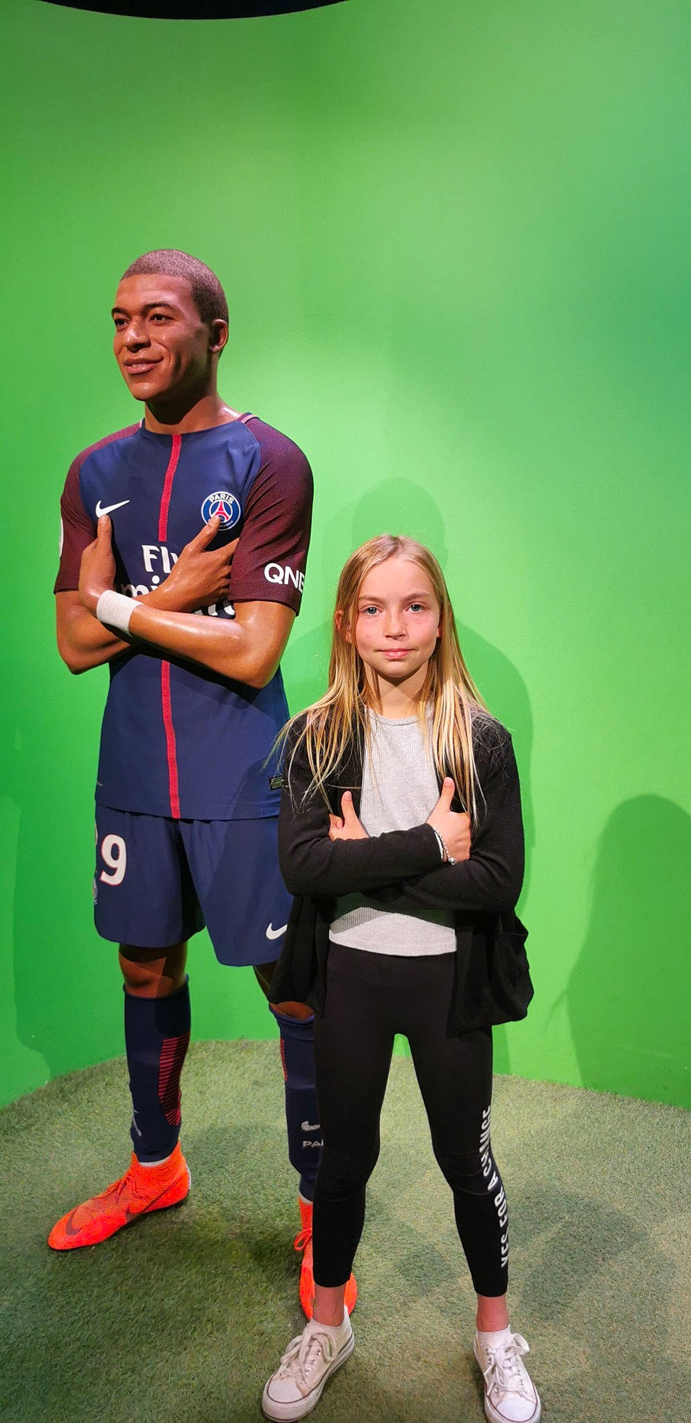 Elodie a rejoint le concours — aidez-le/la à gagner de superbes lots ! boot, elbow, event, fun, gesture, human_body, interaction, joint, joy, knee, leg, person, player, recreation, shoe, shorts, shoulder, sneakers, sock, sports_uniform