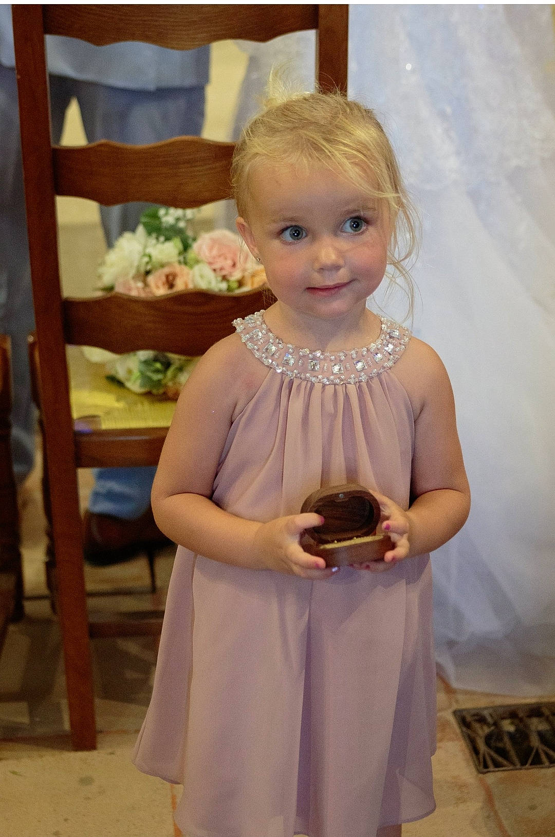 Lou participe au concours pour gagner de l'argent avec cette photo : bridal_party_dress, day_dress, dress, event, fashion_design, formal_wear, gown, hair, hairstyle, happy, jewellery, joy, long_hair, necklace, one_piece_garment, person, shoulder, sleeve, textile, toddler