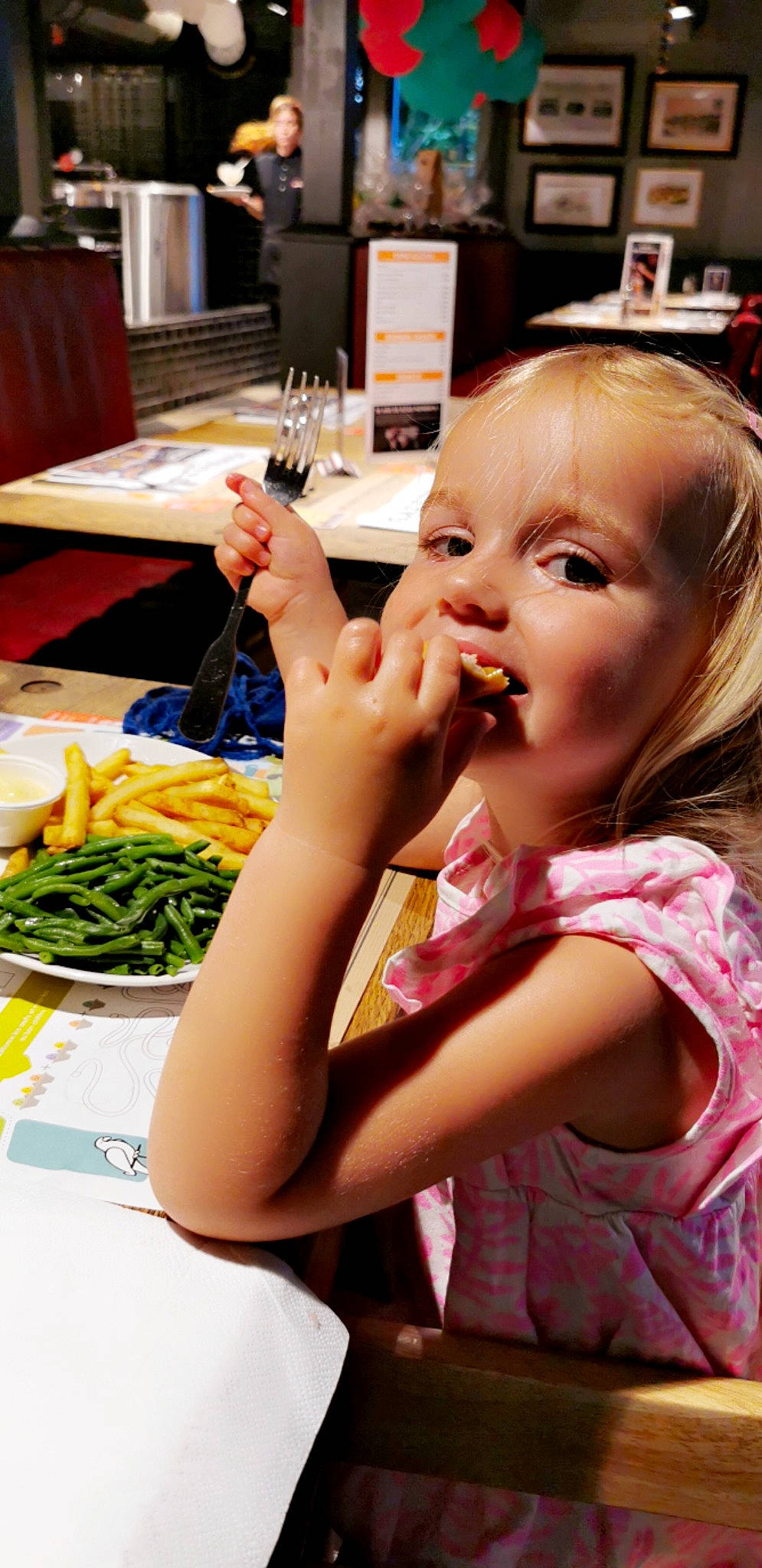 Lou participe au concours pour gagner de l'argent avec cette photo : chair, child, comfort_food, cuisine, event, eyelash, finger, food, hand, happy, ingredient, leaf_vegetable, lip, mouth, natural_foods, nose, person, table, tableware, toddler