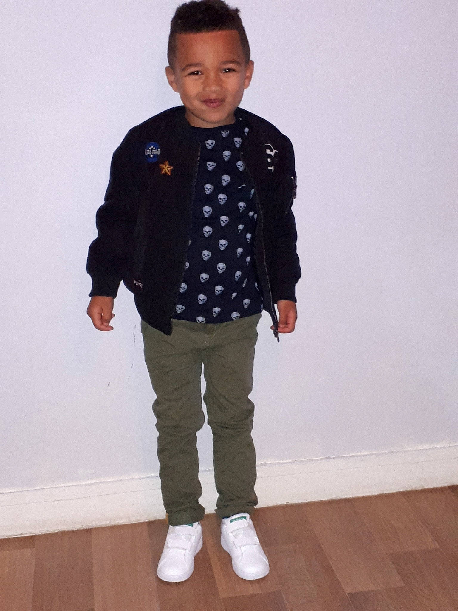 Sacha participe au concours pour gagner de l'argent avec cette photo : blazer, boy, child, denim, design, fashion, jacket, jeans, material, outerwear, pattern, person, product, shoe, sleeve, standing, suit, t_shirt, tartan, textile