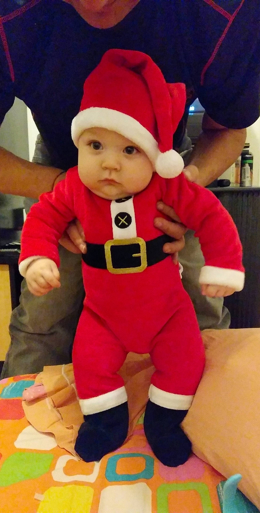 Clark participe au concours pour gagner de l'argent avec cette photo : child, christmas, costume, fictional_character, headwear, holiday, mascot, person, plush, santa_claus, stuffed_toy, textile, toddler, toy