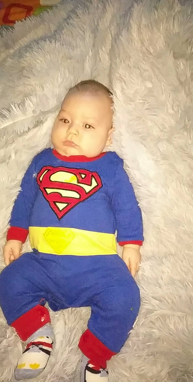 Clark a rejoint le concours — aidez-le/la à gagner de superbes lots ! arm, baby, baby_products, child, cool, costume, electric_blue, fictional_character, hero, justice_league, male, person, product, smile, standing, superhero, superman, textile, toddler