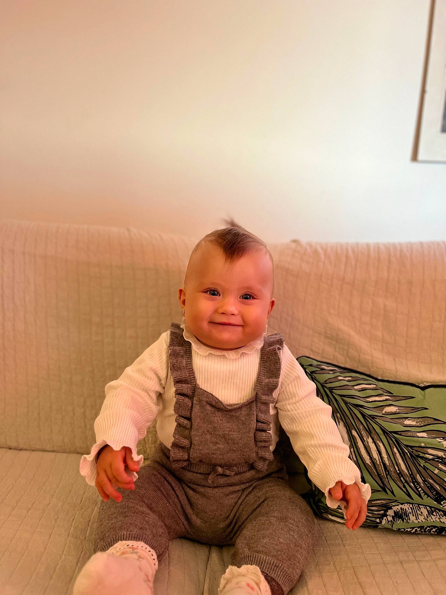 Milla a rejoint le concours — aidez-le/la à gagner de superbes lots ! baby, baby_toddler_clothing, cheek, child, comfort, eye, flash_photography, flooring, fun, happy, hardwood, joy, person, picture_frame, portrait_photography, room, sitting, skin, sleeve, smile