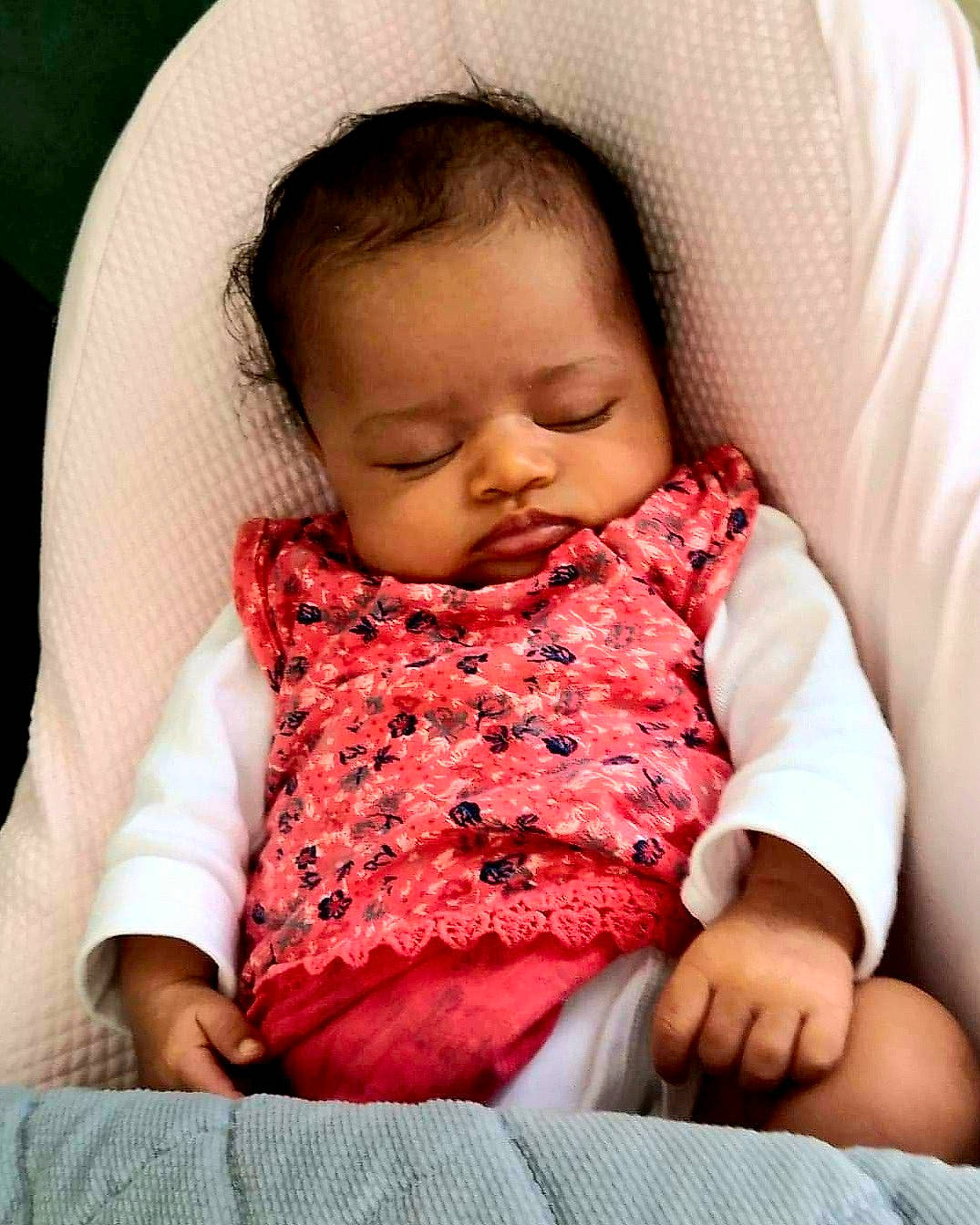 Maélie a rejoint le concours — aidez-le/la à gagner de superbes lots ! baby, baby_products, baby_sleeping, beauty, bedtime, birth, cheek, child, comfort, lip, nap, nose, person, pink, product, skin, sleep, smile, toddler