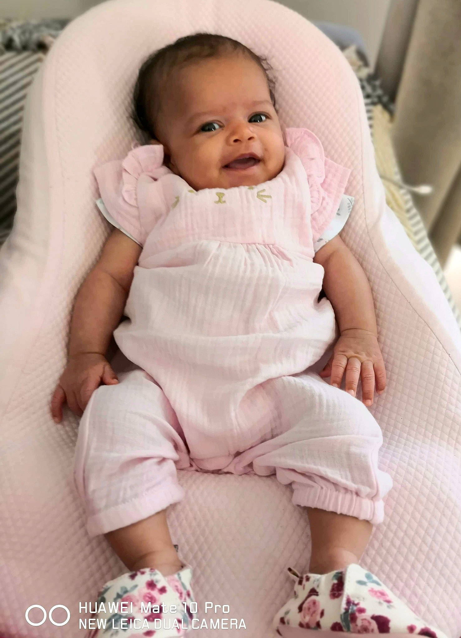 Maélie a rejoint le concours — aidez-le/la à gagner de superbes lots ! baby, baby_products, baby_sleeping, baby_toddler_clothing, beauty, cheek, child, comfort, person, pink, product, sitting, skin, smile, toddler