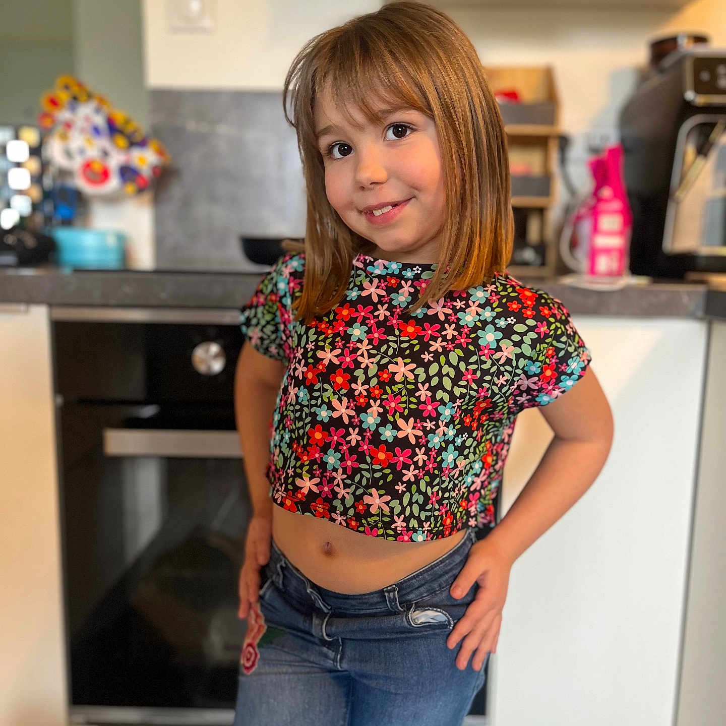 Stella a rejoint le concours — aidez-le/la à gagner de superbes lots ! blouse, bodypart, brownhair, clothing, face, female, girl, hair, happy, head, jeans, pants, person, photography, portrait, sleeve, smile, stomach, t_shirt, teen
