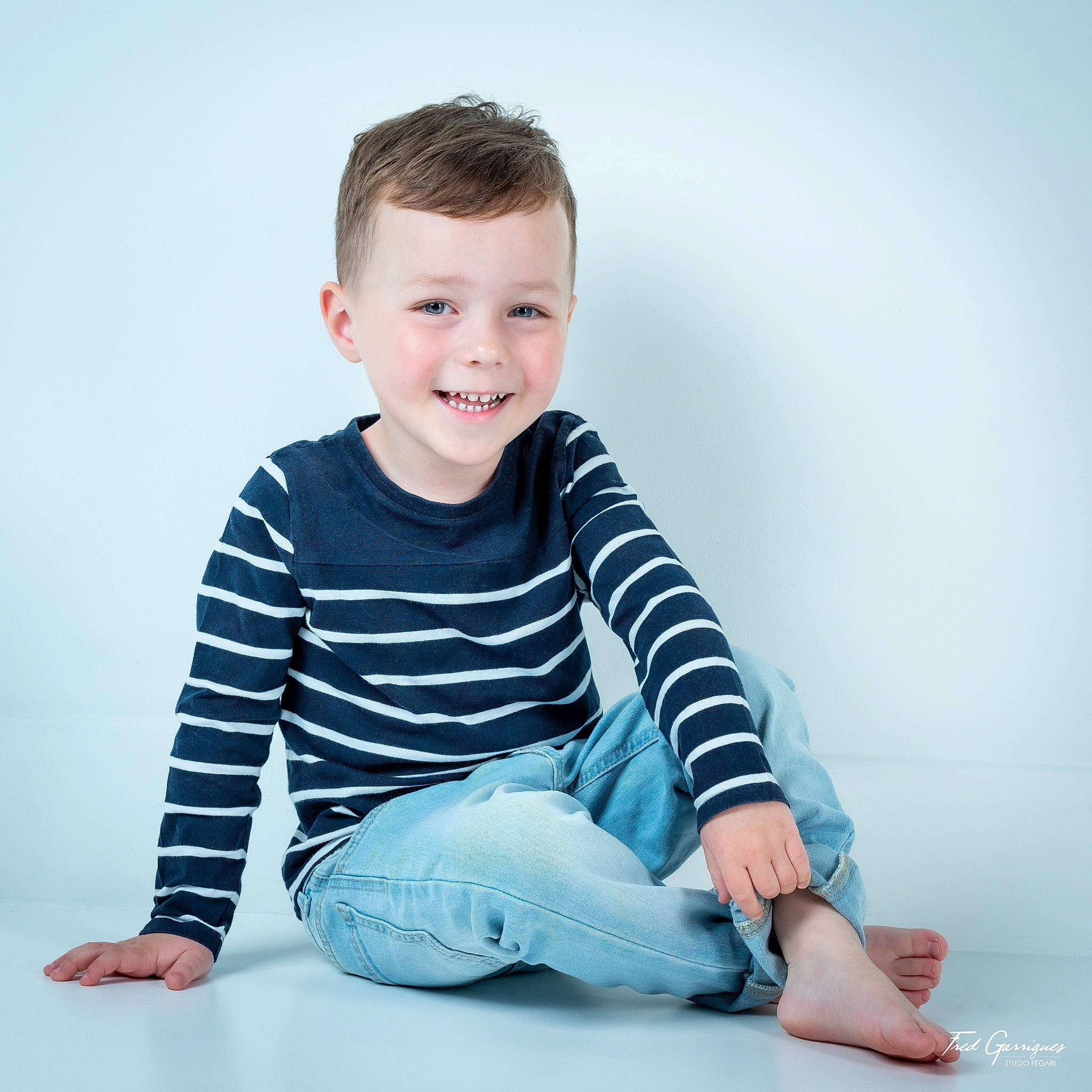 Marlonn participe au concours pour gagner de l'argent avec cette photo : baby_toddler_clothing, barefoot, collar, comfort, denim, dress_shirt, elbow, electric_blue, flash_photography, happy, human_leg, joy, knee, neck, pattern, person, shoulder, sitting, sleeve, smile