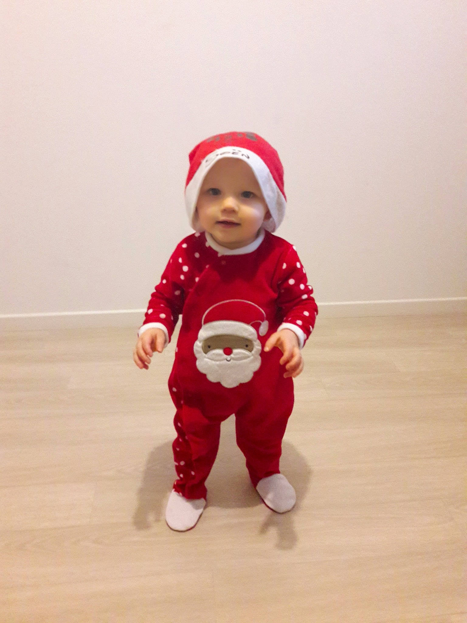Soën participe au concours pour gagner de l'argent avec cette photo : child, christmas, costume, fictional_character, headgear, headwear, holiday, outerwear, person, red, santa_claus, toddler