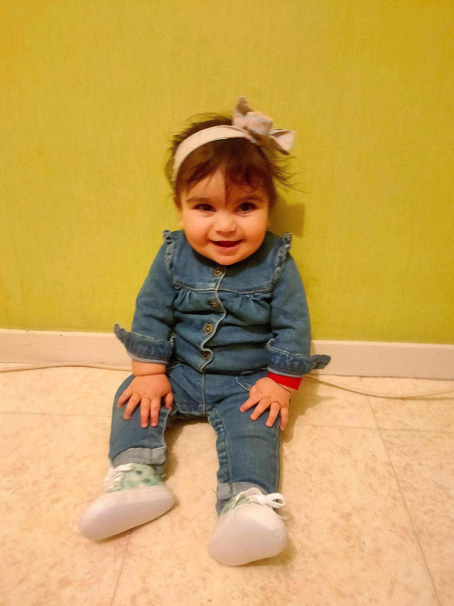 Emilie a rejoint le concours — aidez-le/la à gagner de superbes lots ! baby_toddler_clothing, barefoot, cheek, child, eye, flooring, foot, fun, happy, hardwood, human_leg, joy, knee, person, portrait_photography, sitting, sleeve, smile, thigh, toddler