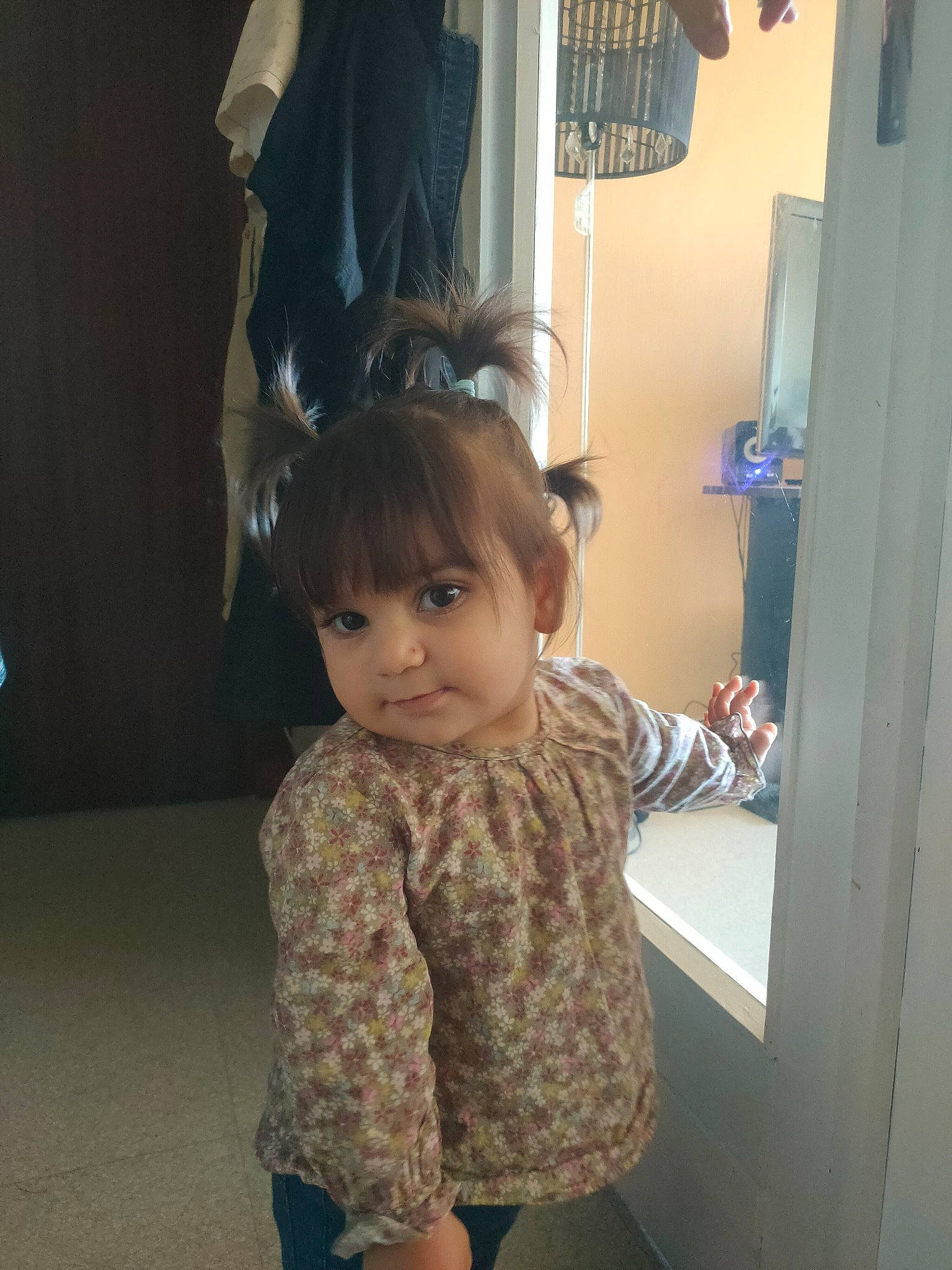 Emilie participe au concours pour gagner de l'argent avec cette photo : baby_toddler_clothing, child, cool, curtain, door, finger, floor, flooring, fun, happy, human_body, human_leg, joint, neck, person, shoulder, skin, sleeve, standing, toddler