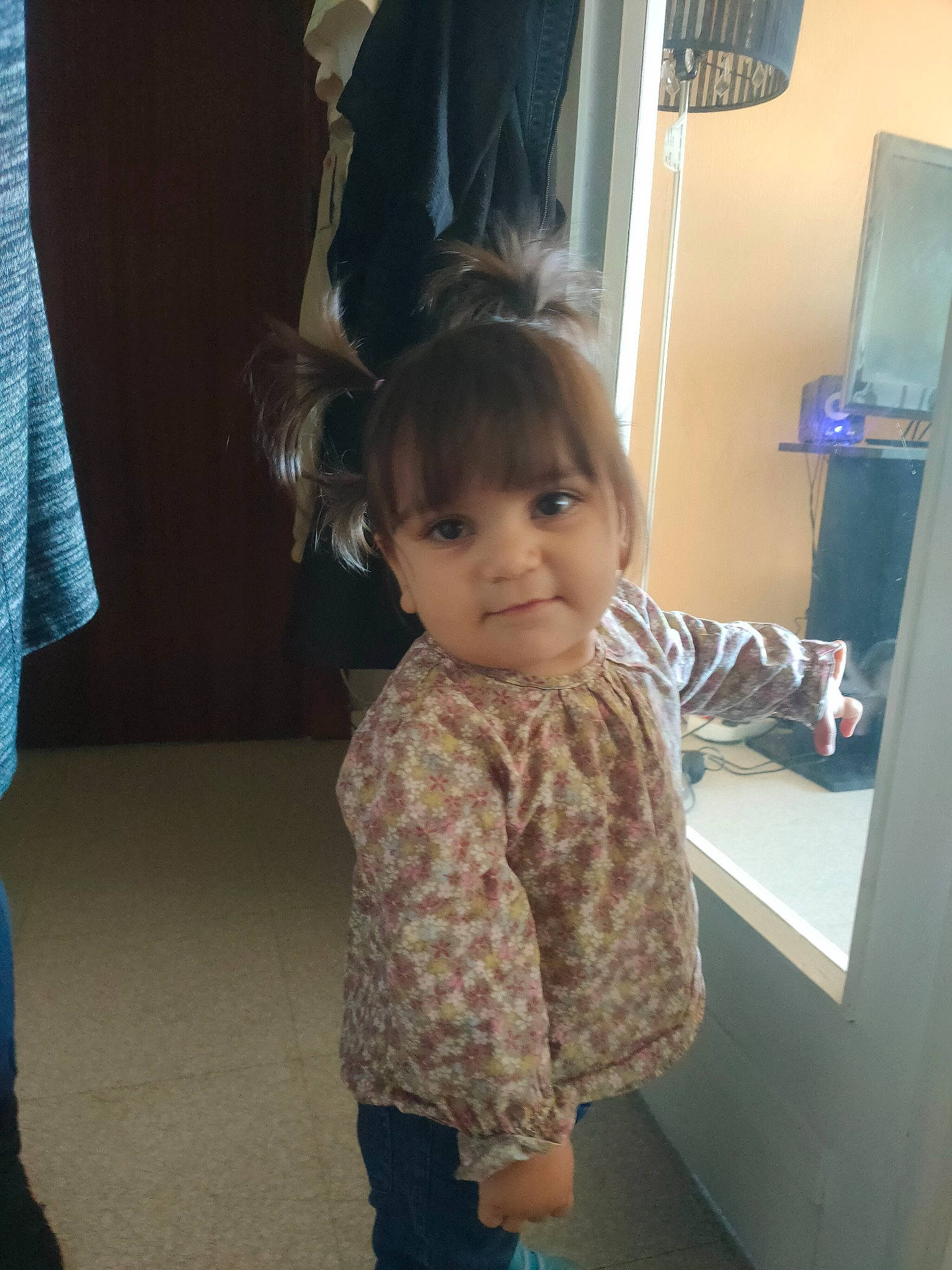 Emilie a rejoint le concours — aidez-le/la à gagner de superbes lots ! baby_toddler_clothing, cheek, child, elbow, eye, face, finger, flooring, fun, gesture, happy, human_leg, joint, person, shoulder, sleeve, standing, thumb, toddler, trunk