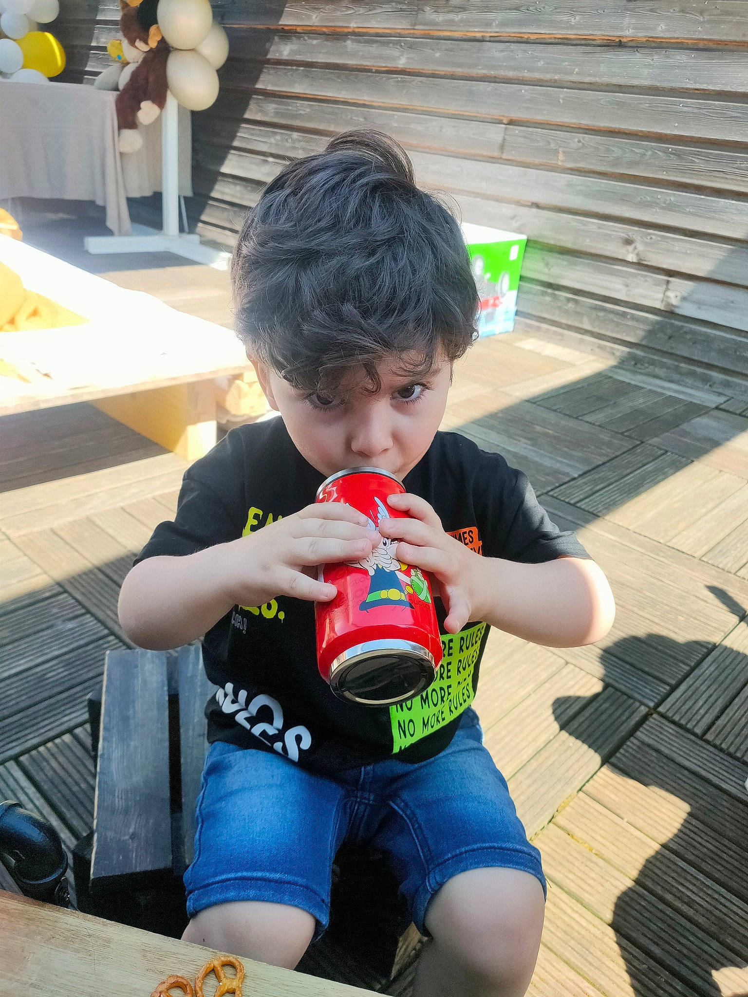 David a rejoint le concours — aidez-le/la à gagner de superbes lots ! carmine, child, drink, drinking, fun, grass, happy, human_leg, leisure, nail, people, person, plastic_bottle, shorts, sitting, soft_drink, summer, t_shirt, thigh, toddler
