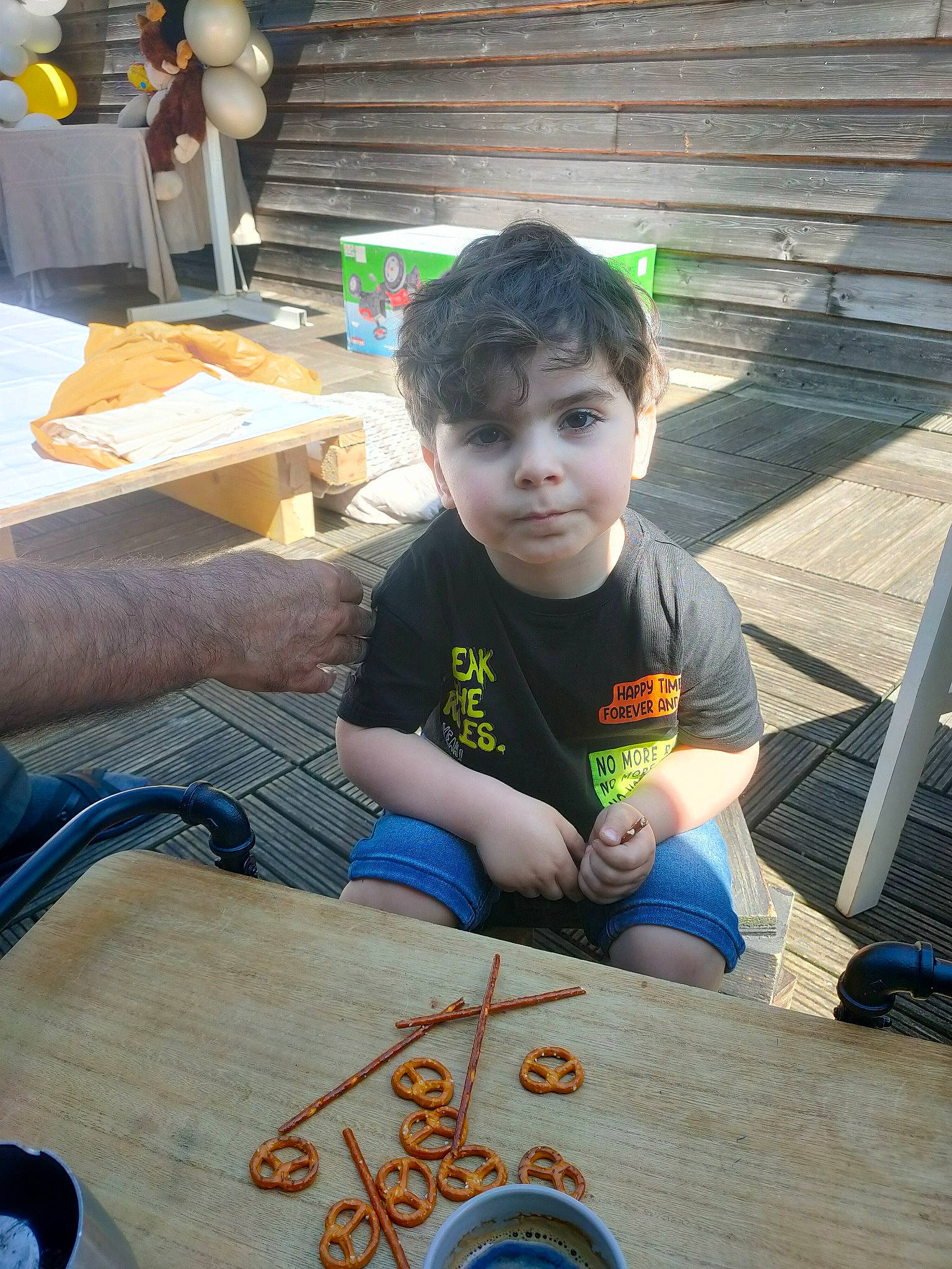 David participe au concours pour gagner de l'argent avec cette photo : art, baby, child, flooring, fun, grass, happy, leisure, person, play, recreation, sharing, sitting, soil, t_shirt, table, toddler, tree, vacation, visual_arts