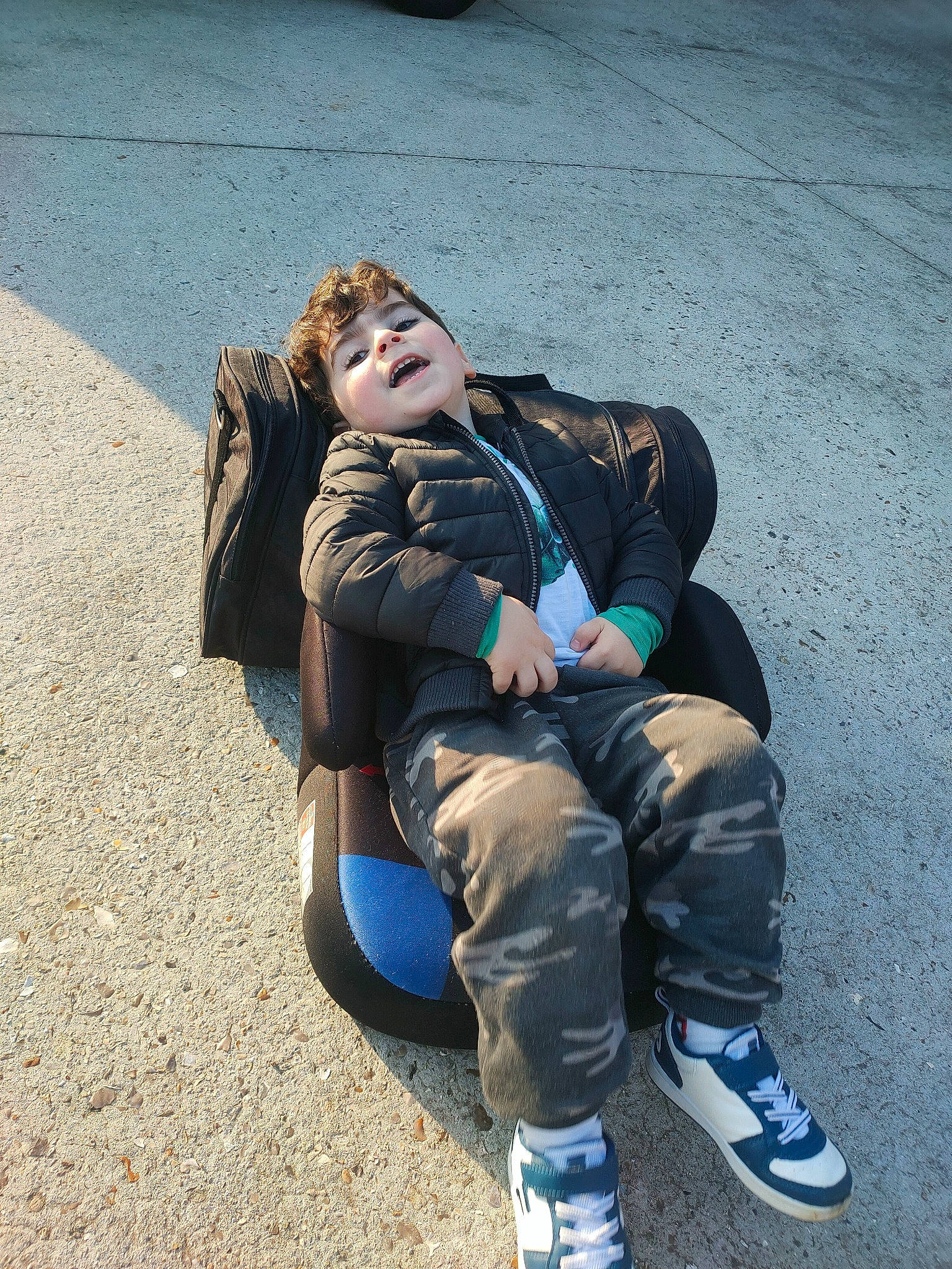 David a rejoint le concours — aidez-le/la à gagner de superbes lots ! asphalt, child, comfort, concrete, denim, electric_blue, fun, grass, human_leg, knee, leisure, person, road, road_surface, shadow, sitting, street, tourism, travel, walking_shoe