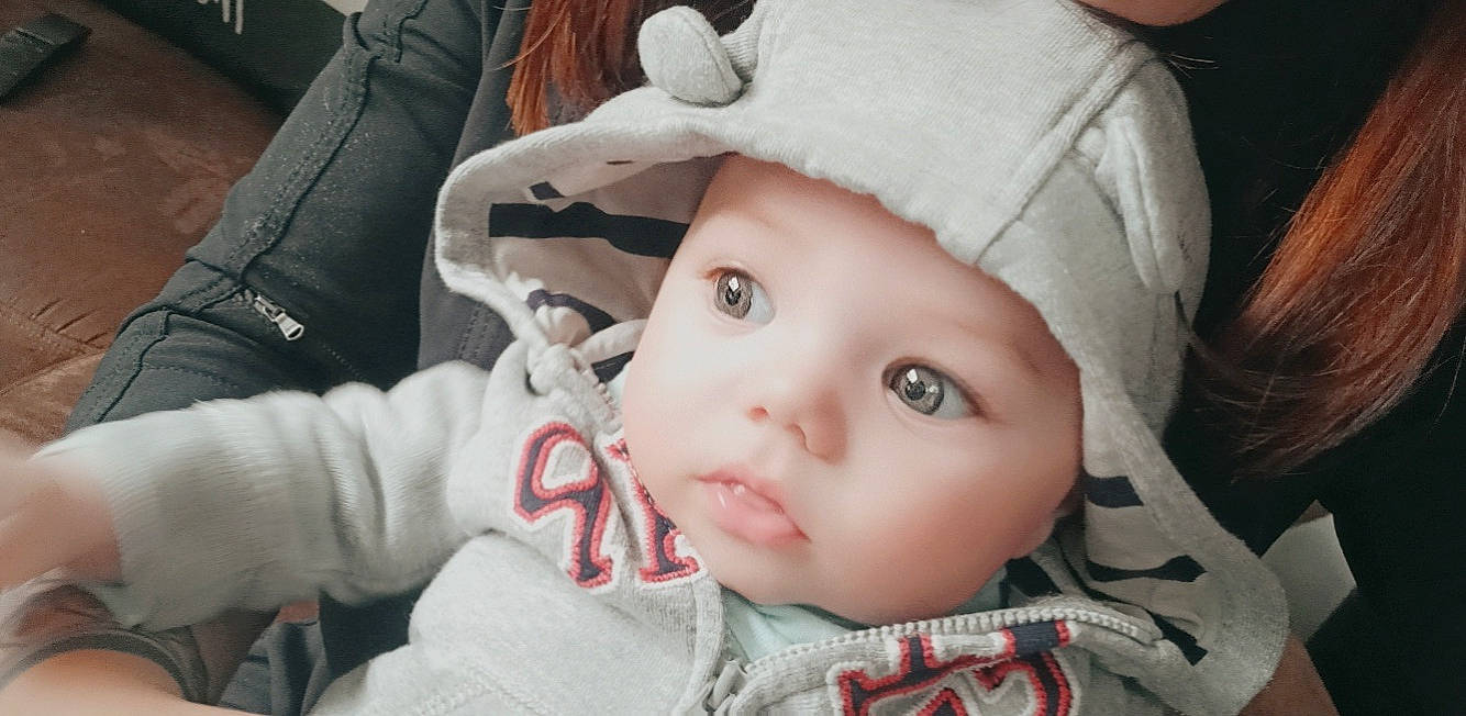 Tiago a rejoint le concours — aidez-le/la à gagner de superbes lots ! baby, baby_toddler_clothing, cap, cheek, child, comfort, ear, eye, eyebrow, eyelash, fashion_accessory, happy, hat, headgear, headwear, iris, lip, mouth, nose, person