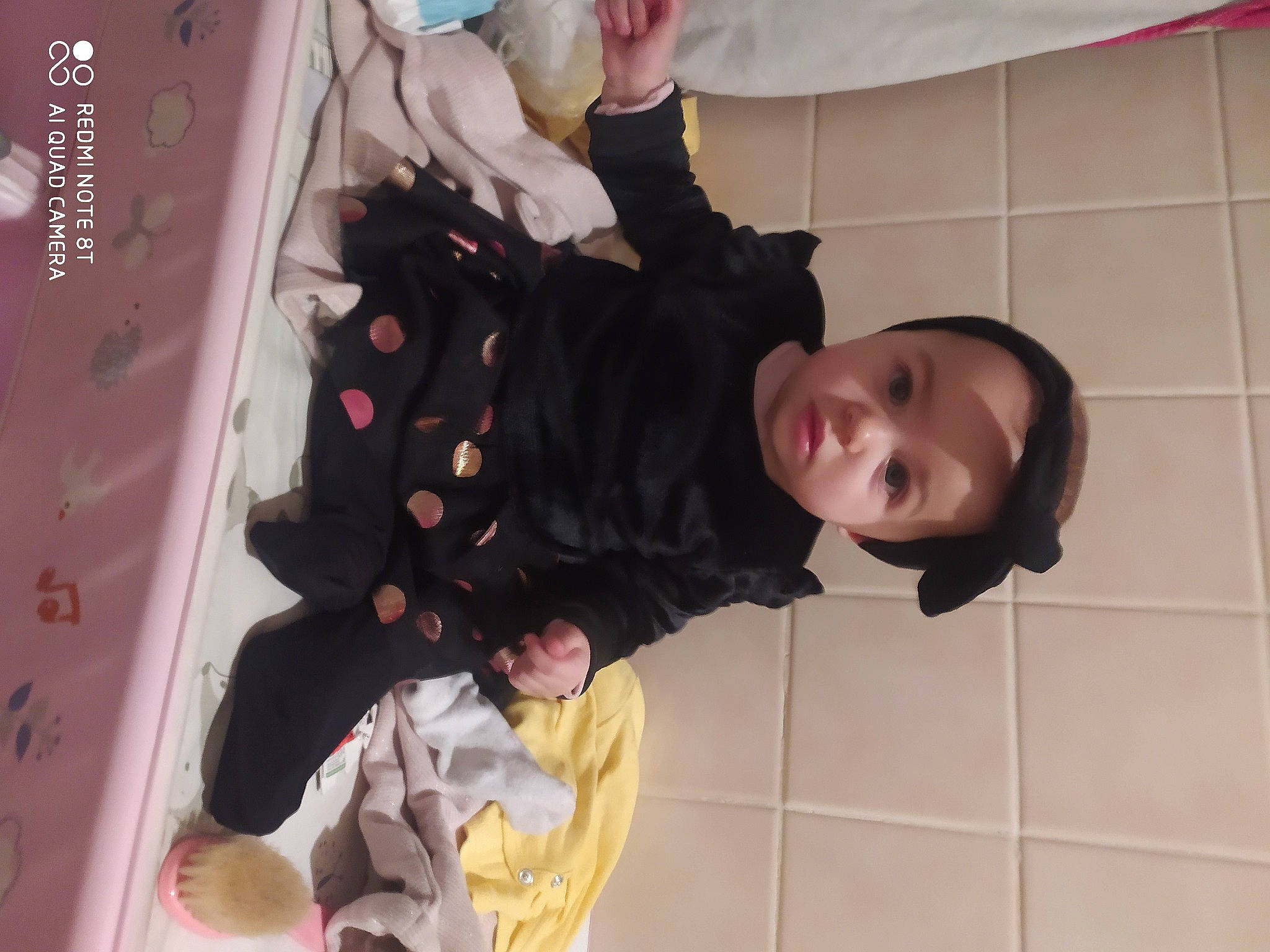 Joy a rejoint le concours — aidez-le/la à gagner de superbes lots ! baby, baby_products, child, comfort, fashion, flooring, fun, gesture, happy, jacket, person, photograph, room, sitting, skin, snapshot, toddler, tree