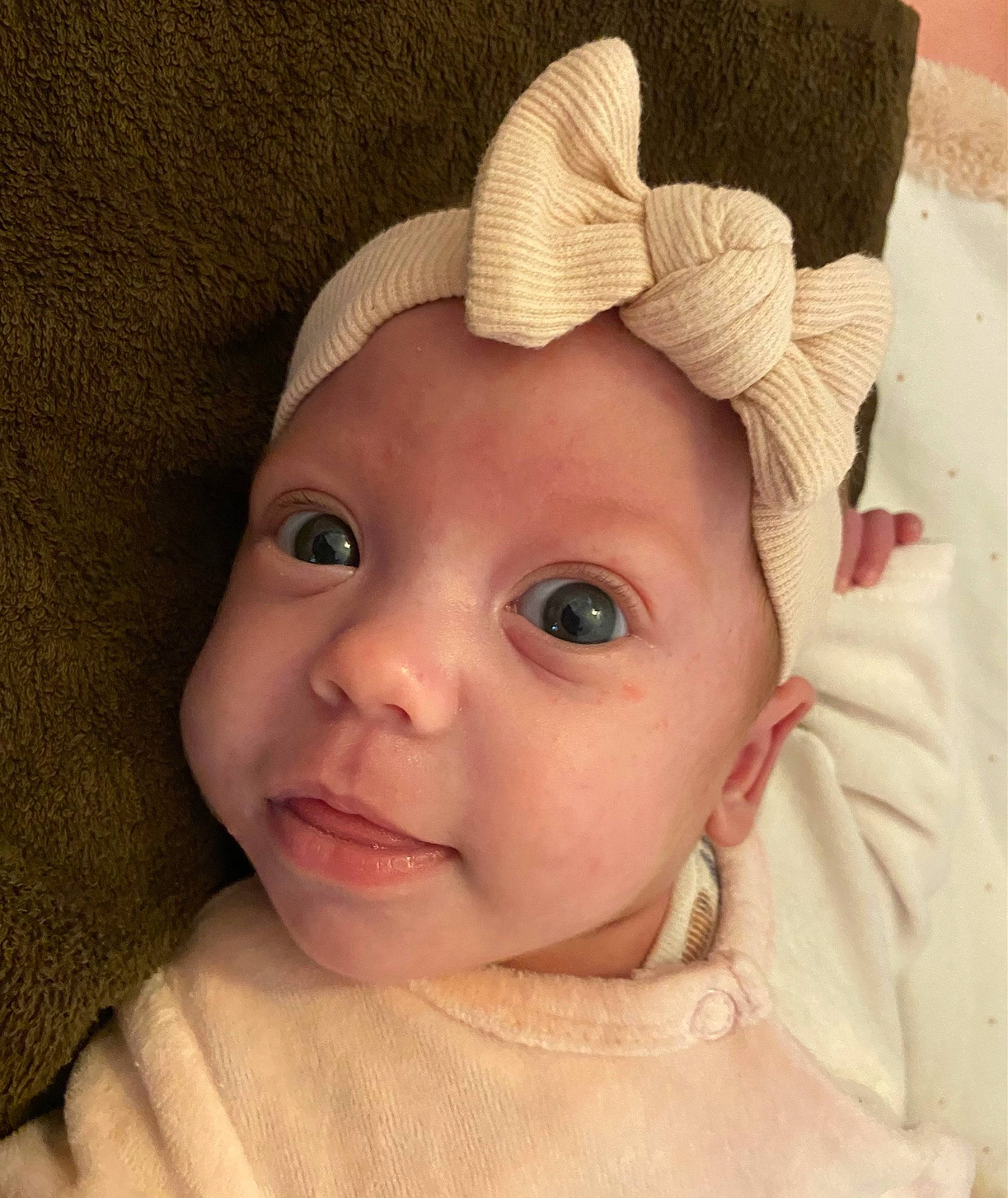 Eline participe au concours pour gagner de l'argent avec cette photo : baby, baby_toddler_clothing, cap, cheek, child, chin, costume_hat, ear, eye, eyelash, fashion_accessory, hair_accessory, happy, headpiece, headwear, lip, nose, person, pink, toddler