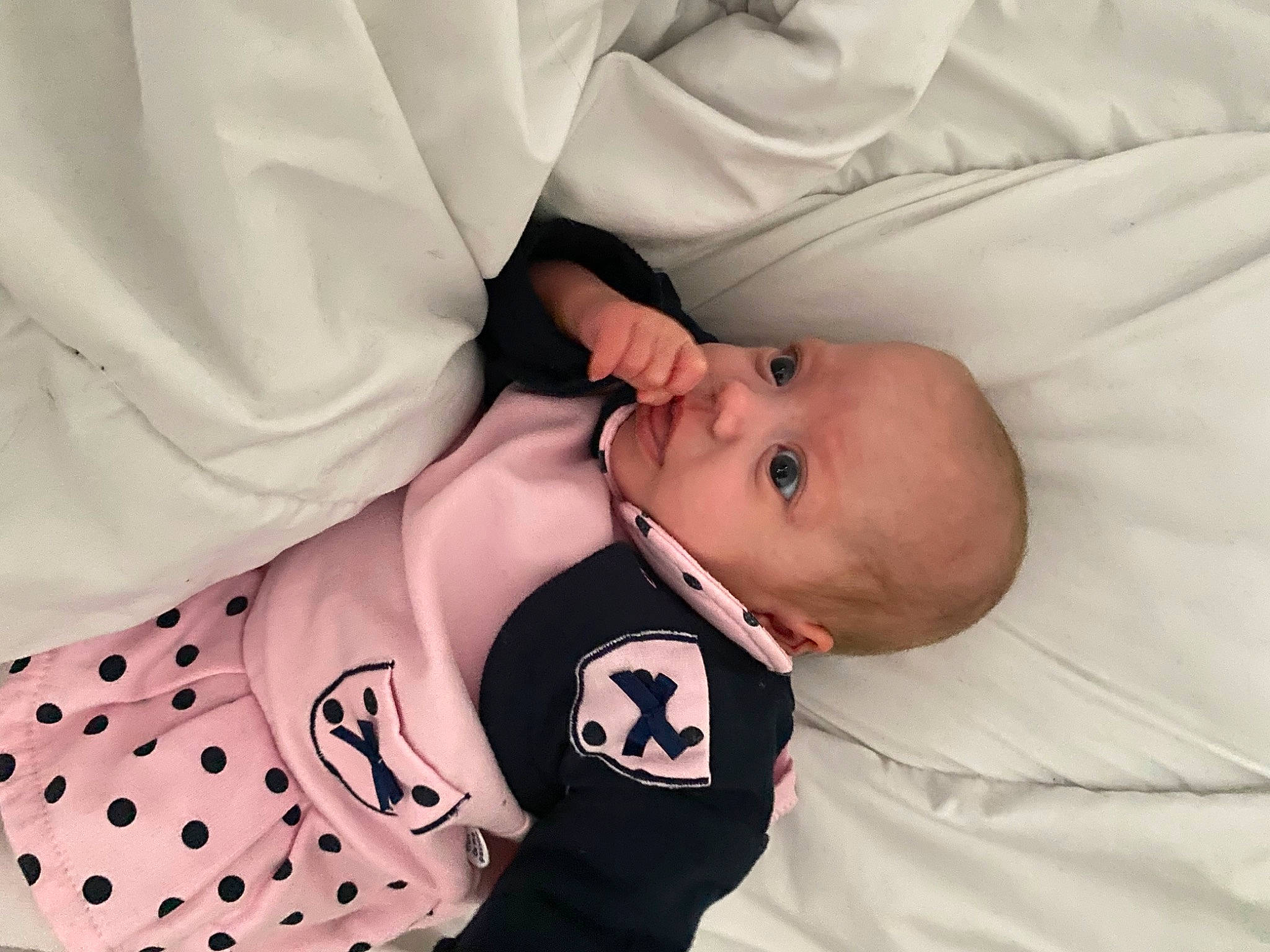 Eline a rejoint le concours — aidez-le/la à gagner de superbes lots ! arm, baby, baby_products, baby_toddler_clothing, child, collar, comfort, face, happy, head, linens, pattern, person, product, sleeve, toddler, white