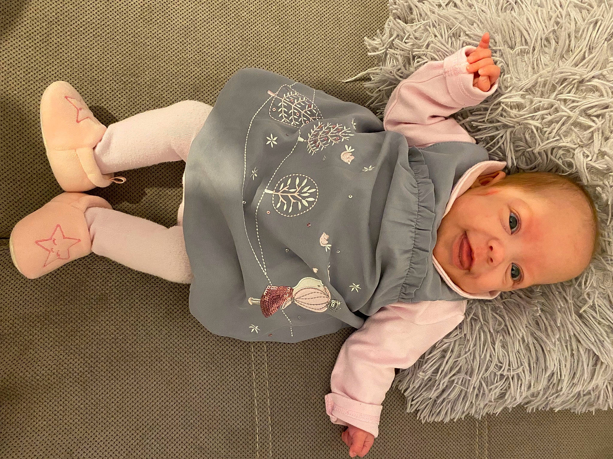 Eline participe au concours pour gagner de l'argent avec cette photo : baby, baby_products, baby_toddler_clothing, child, comfort, fashion_accessory, foot, gesture, hat, human_leg, linens, pattern, person, sitting, sleeve, smile, thigh, thumb, toddler, wood