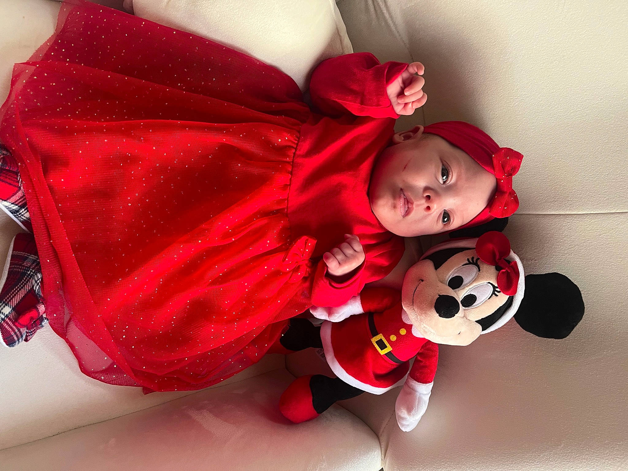 Eline participe au concours pour gagner de l'argent avec cette photo : baby, baby_toddler_clothing, carmine, child, comfort, dress, event, flooring, happy, headwear, magenta, person, pink, plant, room, sitting, sleeve, stuffed_toy, textile, toddler
