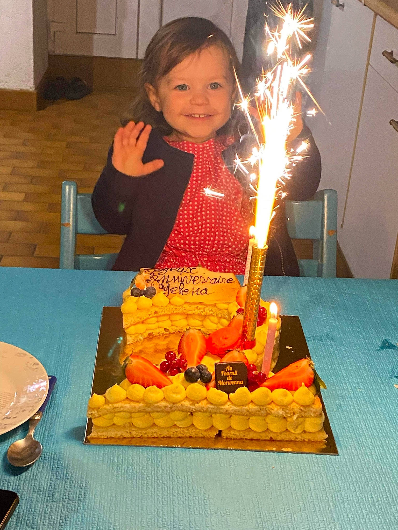 Yelena a rejoint le concours — aidez-le/la à gagner de superbes lots ! baked_goods, birthday, birthday_cake, birthday_candle, birthday_party, cabinetry, cake, cake_decorating, cake_decorating_supply, candle, cuisine, dessert, event, fireworks, food, ingredient, joy, person, plate, smile