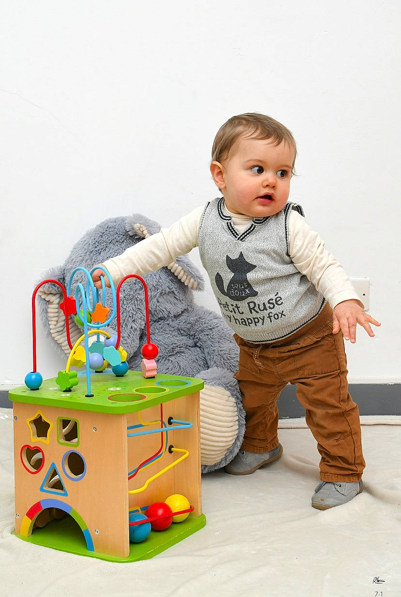 Kéloann participe au concours pour gagner de l'argent avec cette photo : baby, baby_playing_with_toys, baby_products, baby_toddler_clothing, baby_toys, box, child, comfort, flooring, fun, happy, person, play, portrait_photography, room, sitting, sleeve, sock, t_shirt, toddler