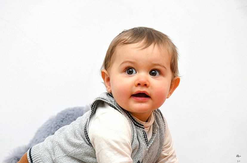 Kéloann participe au concours pour gagner de l'argent avec cette photo : baby, baby_toddler_clothing, cheek, child, collar, eyelash, flash_photography, flooring, fur, gesture, happy, iris, nose, person, portrait, portrait_photography, sitting, sleeve, surprise, t_shirt