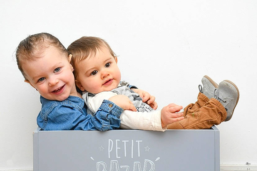 Kéloann a rejoint le concours — aidez-le/la à gagner de superbes lots ! baby, baby_toddler_clothing, baseball_cap, cap, child, comfort, flash_photography, fun, gesture, happy, joy, leisure, person, portrait, portrait_photography, product, room, sitting, sleeve, smile