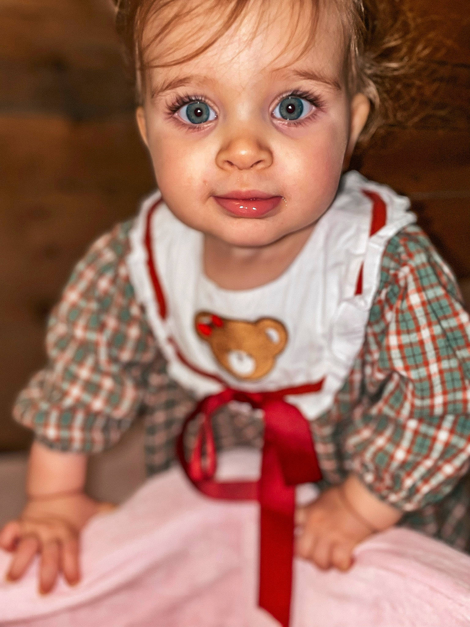 Naïa a rejoint le concours — aidez-le/la à gagner de superbes lots ! baby_toddler_clothing, cheek, child, chin, collar, dress, dress_shirt, eye, eyelash, facial_expression, head, iris, lip, nose, person, red, skin, sleeve, standing, tartan